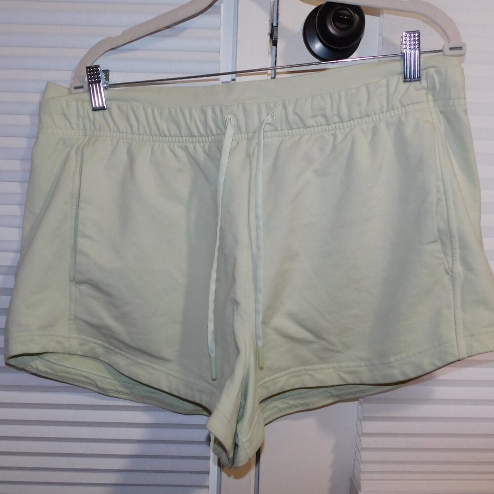 Lululemon inner glow high rise short 3”